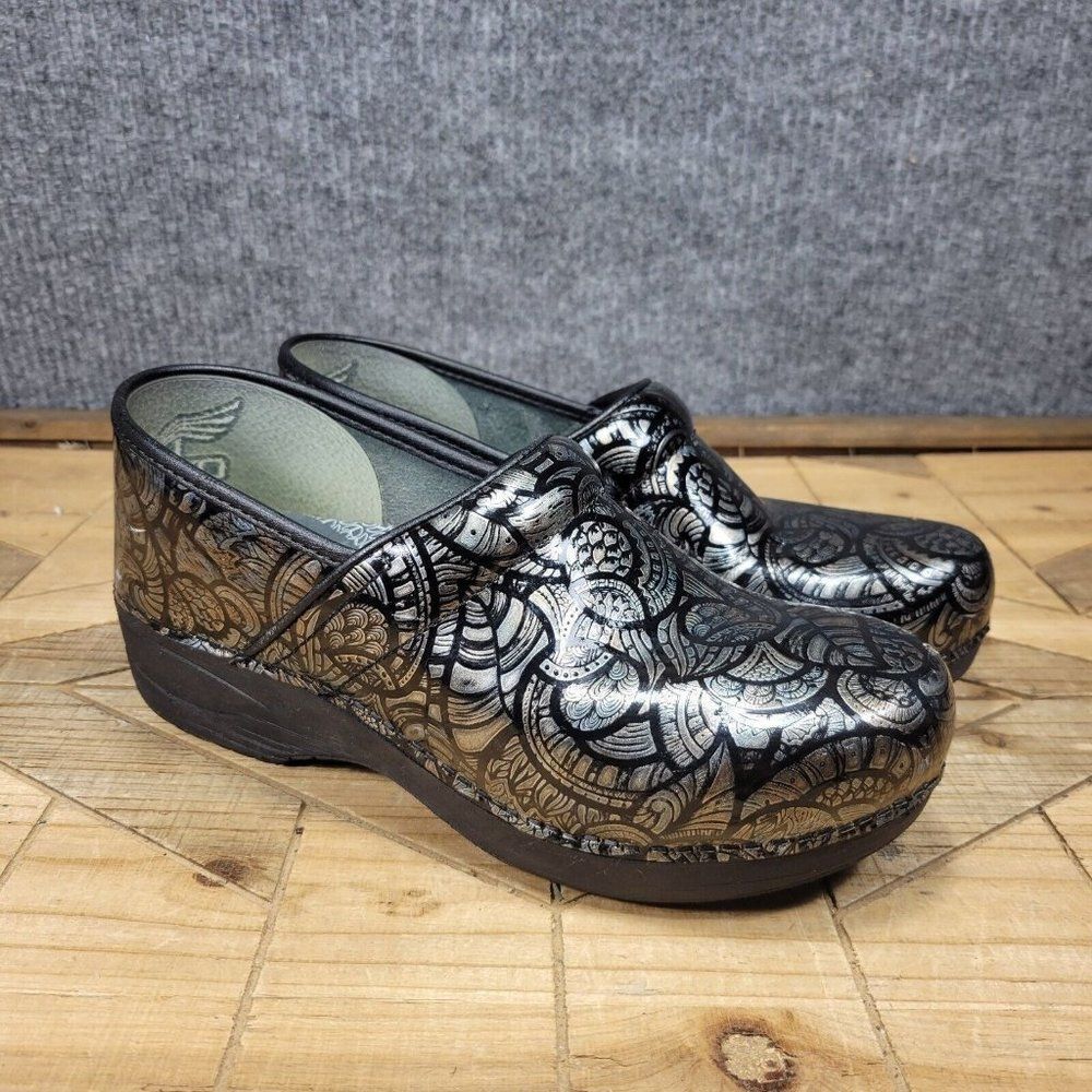 Dansko XP 2.0 Clogs Black and Silver Paisley Patent Leather Size 40 Shoe…